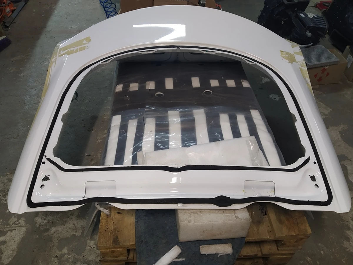 7 Крышка багажника ляда метал PBCW с повреждением Tesla model S, model S REST 1023722-E0-A