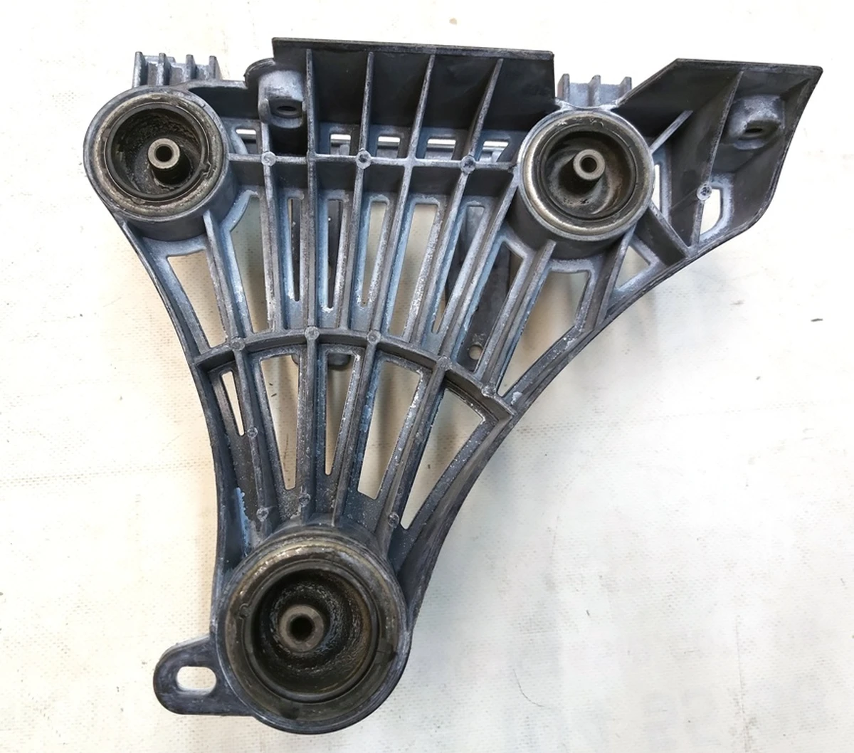 3 Кронштейн компрессора кондиционера LI-ION Tesla model 3 REST, model Y 1673627-00-D