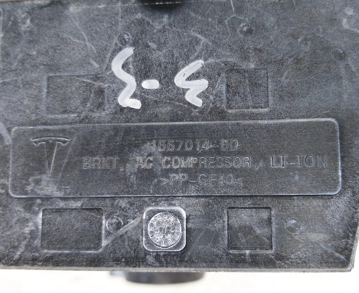3 Кронштейн компрессора кондиционера LI-ION Tesla model 3 REST, model Y 1673627-00-D
