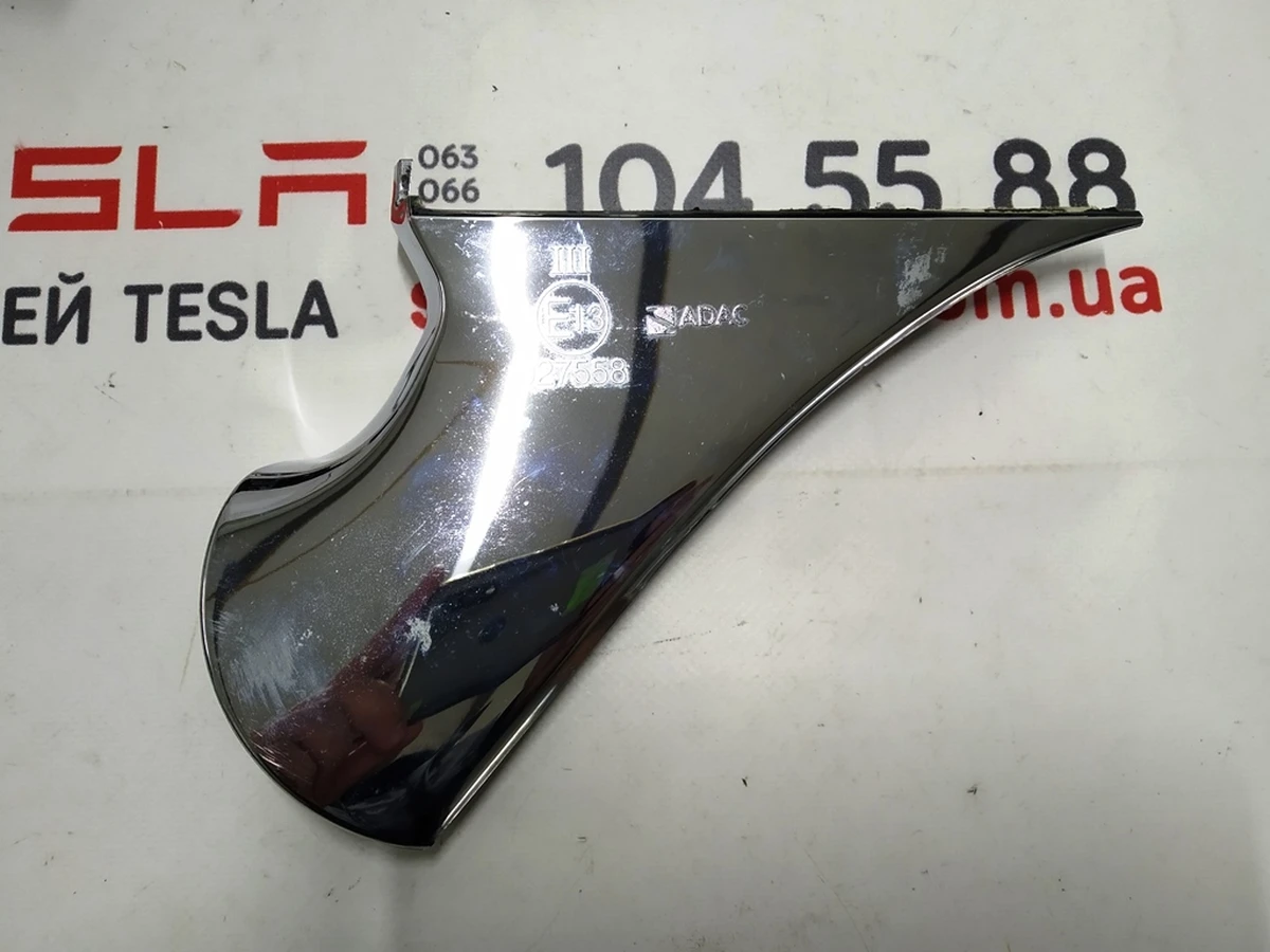 Накладка кронштейна зеркала наружного левого нижняя хром Tesla model S, model S REST 1041315-00-B