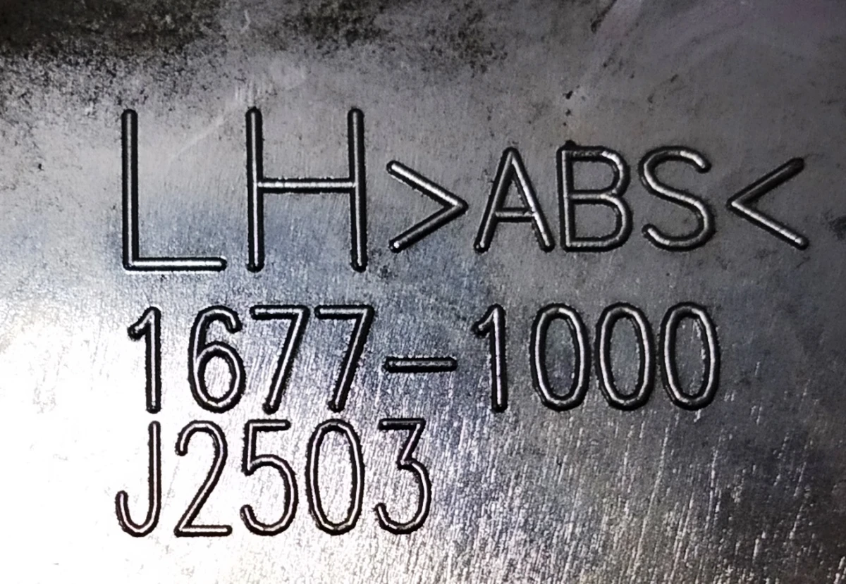 Накладка кронштейна зеркала наружного левого нижняя хром Tesla model S, model S REST 1041315-00-B