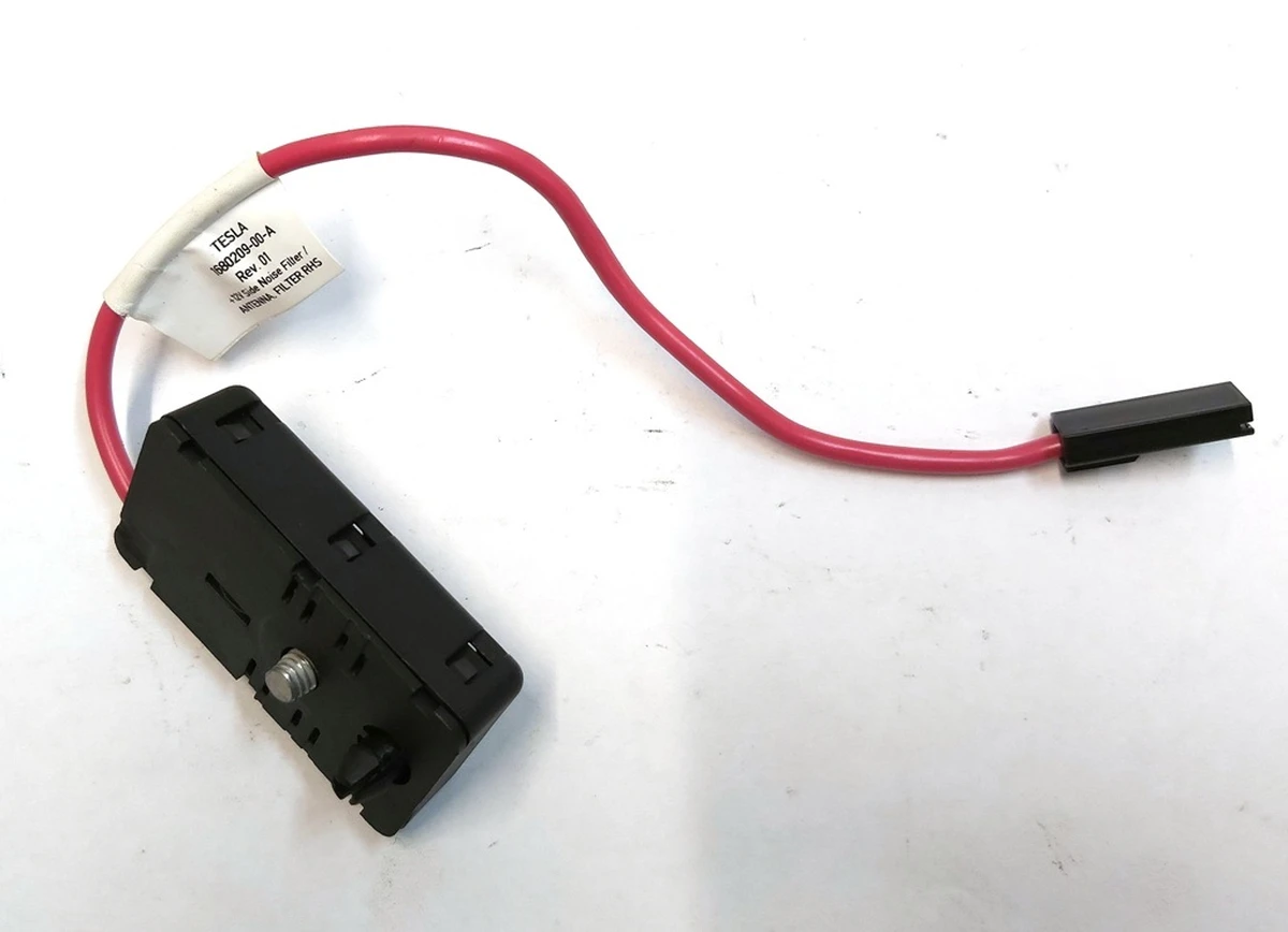 1 Шумопоглощающий фильтр антенны правый  12V REV01 Tesla model 3, model Y 1680209-00-A