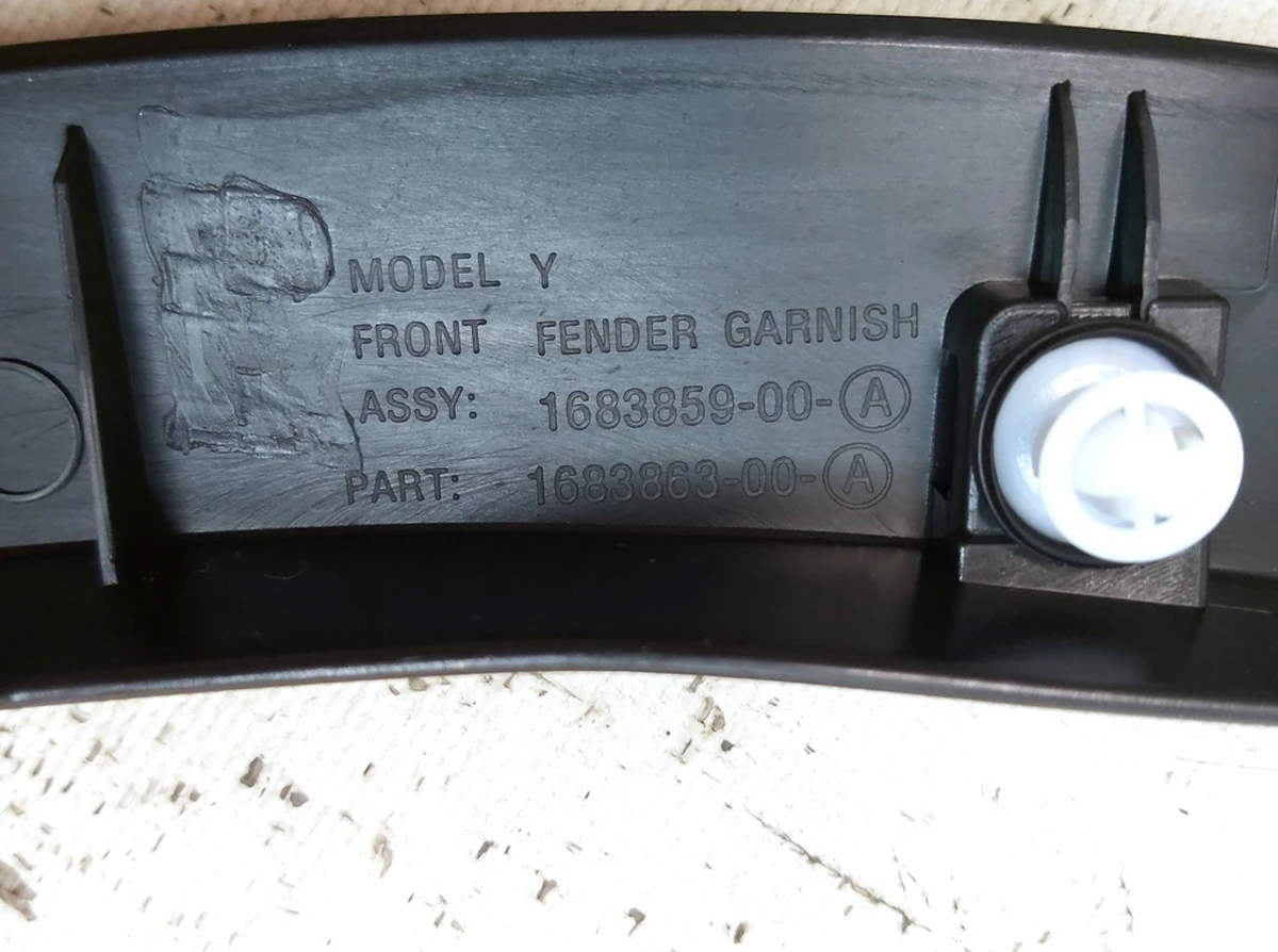 8 Накладка арки крила переднього лівого з пошкодженням Tesla model Y 1494185-00-C