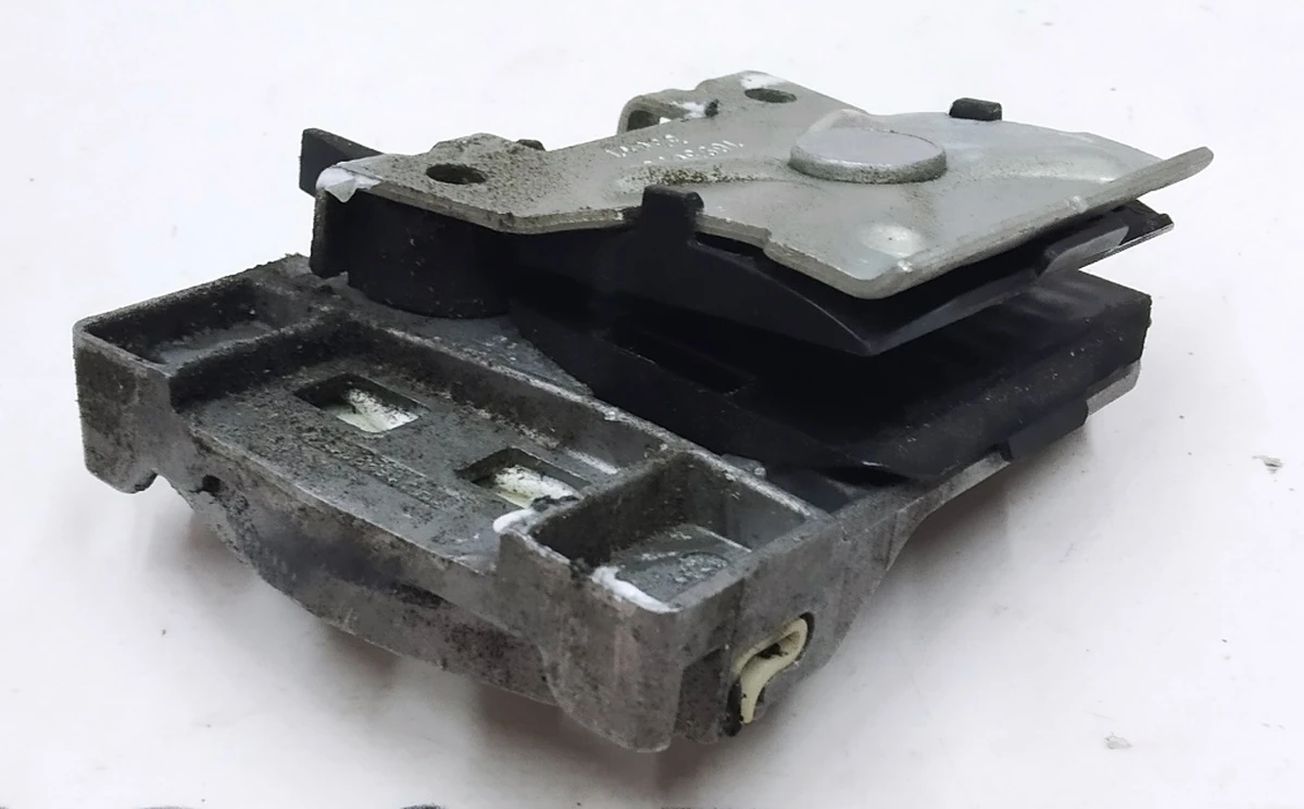 1 Фіксатор положення скла склопідйомника переднього правого/заднього лівого з регулюванням у зборі Tesla model S, model S REST 6006651-00-L