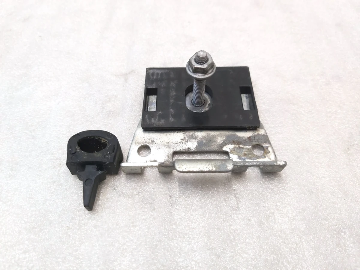 Фіксатор положення скла склопідйомника зовнішня частина Tesla model S, model S REST, model X 16936233