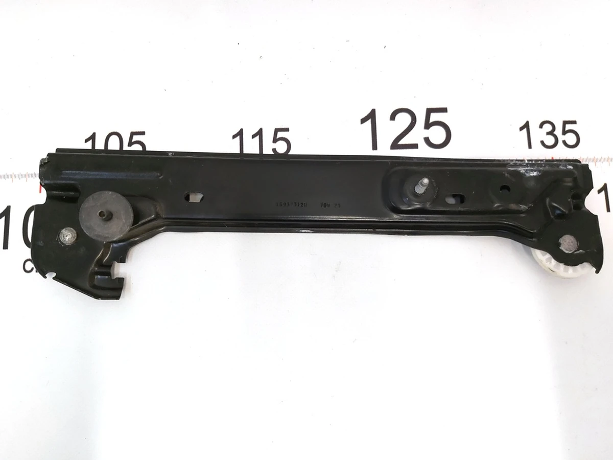 Напрямна склопідйомника заднього лівого задня Tesla Model 3 1096622
