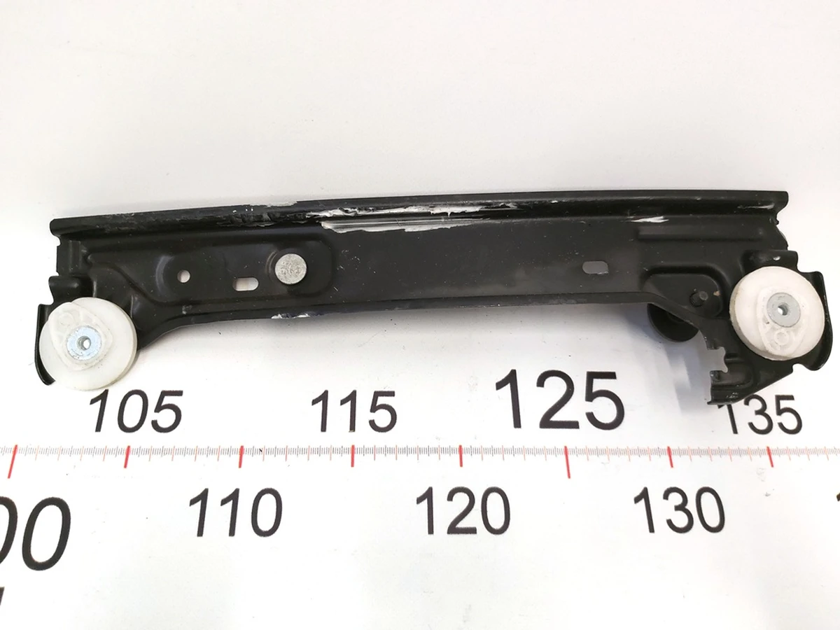 Напрямна склопідйомника заднього лівого задня Tesla Model 3 1096622