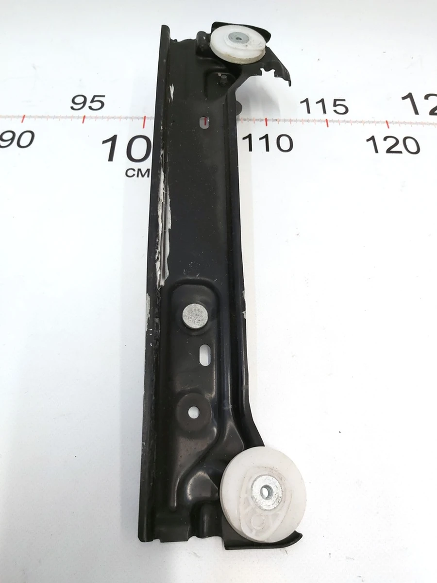 Напрямна склопідйомника заднього лівого задня Tesla Model 3 1096622