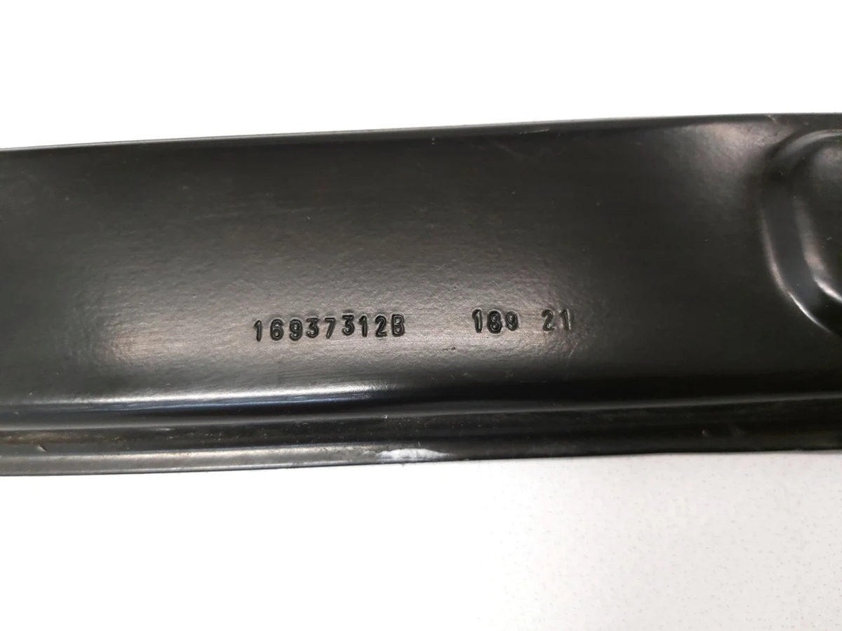 Напрямна склопідйомника заднього лівого задня Tesla Model 3 1096622