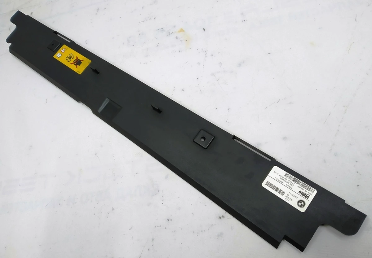 Уплотнитель верхний (пластик) радиатора системы охлаждения BMW i3 17117600543