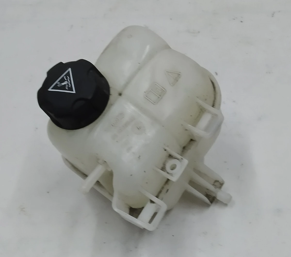 Розширювальний бачок охолоджуючої рідини в зборі з кришкою BMW I3 17137823626