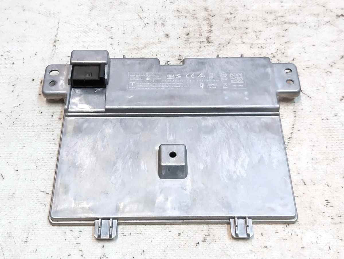 13 Устройство безпроводной зарядки GEN2 Tesla model Y 1755100-00-B