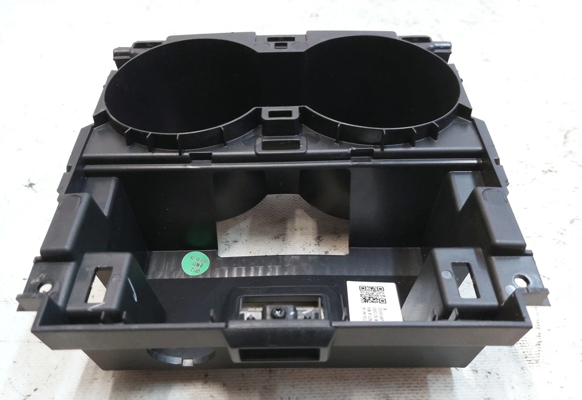 7 Корпус подстаканника центральной консоли Tesla model Y 1755531-00-A