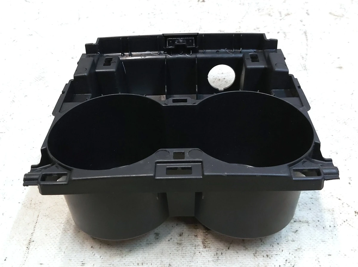 7 Корпус подстаканника центральной консоли Tesla model Y 1755531-00-A