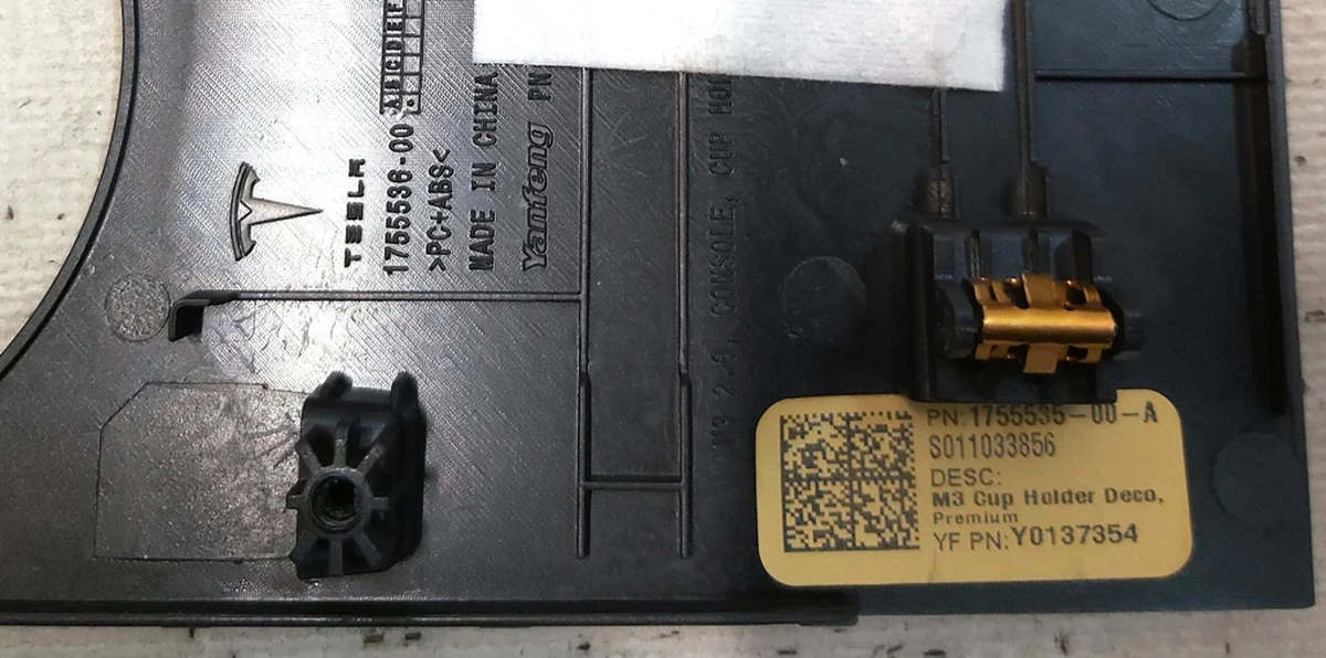5 Декоративная накладка подстаканника центральной консоли GRAPHITE Tesla model Y 1518935-00-A