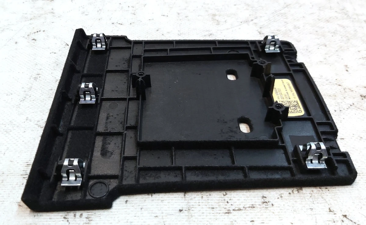 2 Панель облицовки внутрення USB разъёмов центральной консолиTesla model Y 1755560-00-A