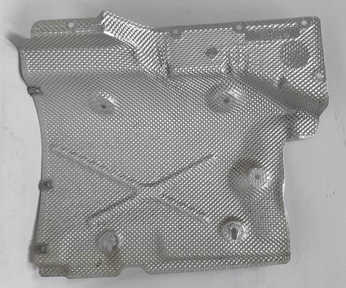 Теплоизоляционный экран заднего глушителя задний большой BMW I3 18308609801