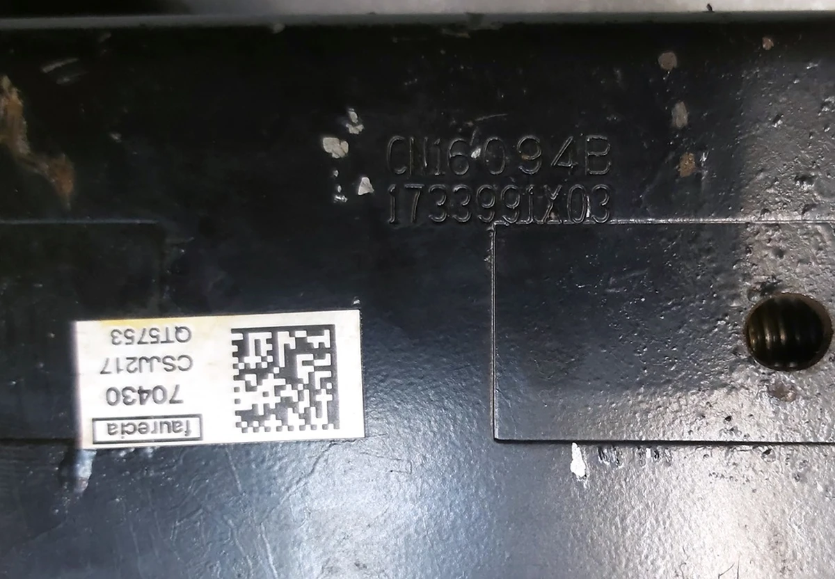 17 Салазка сидіння 2-го ряду одинарного лівого ліва Tesla model X, model X Mar 2021 1077107-00-A