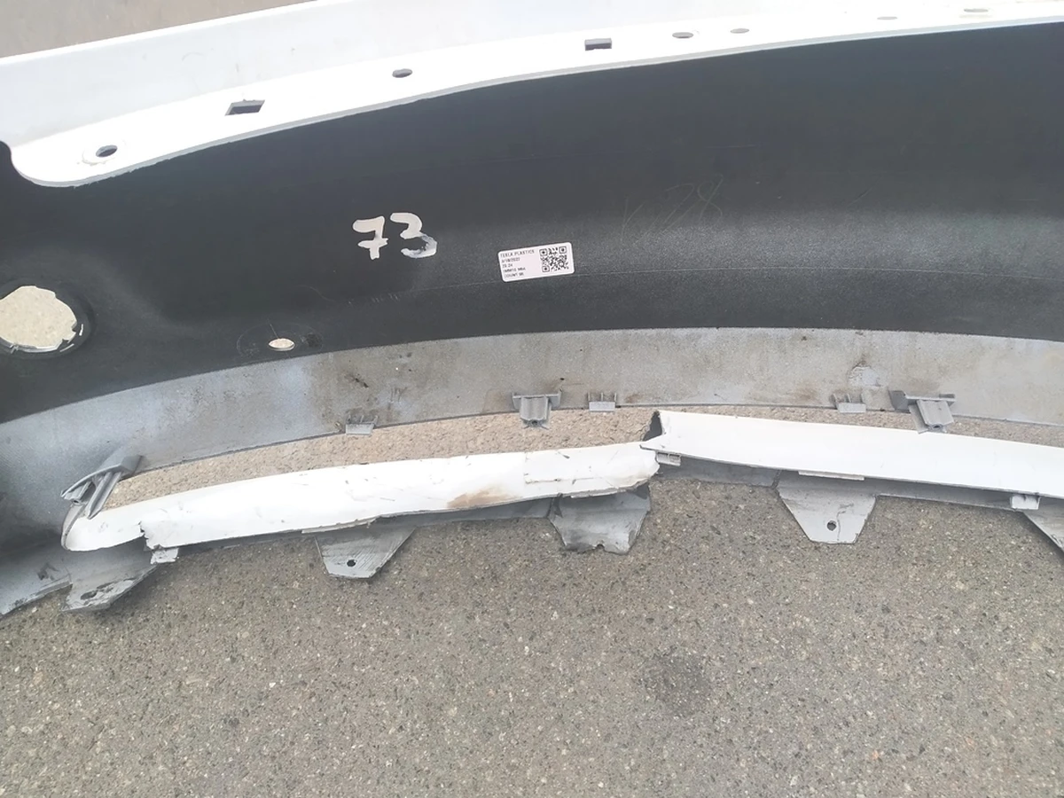 1 Бампер передній без кріплень парктроніків з пошкодженням PEARL WHITE MULTI-COAT-PPSW Tesla Model 3 1916697-S3-A