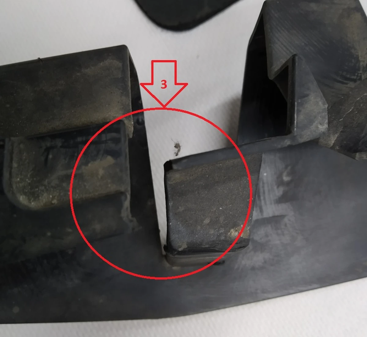 Decorative grill of the main radiator (front bumper) with damage BMW i3 51117306434