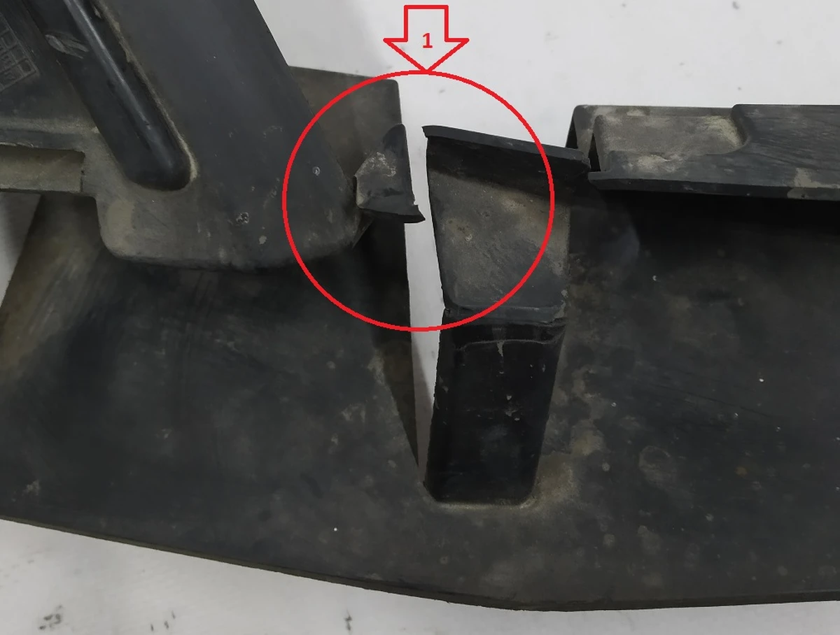 Decorative grill of the main radiator (front bumper) with damage BMW i3 51117306434