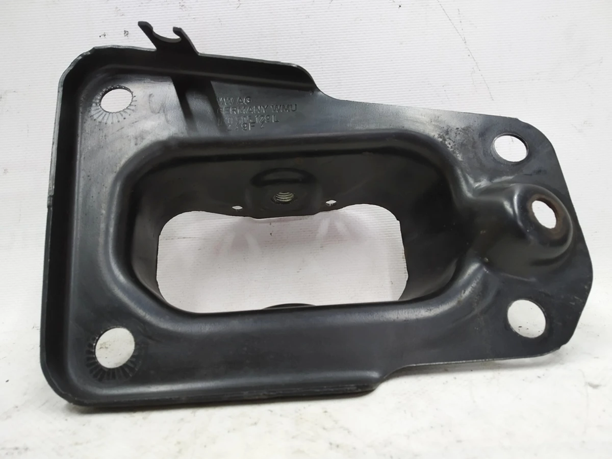 Опорний кронштейн важеля підвіски лівий Volkswagen E-GOLF 1K0505129L