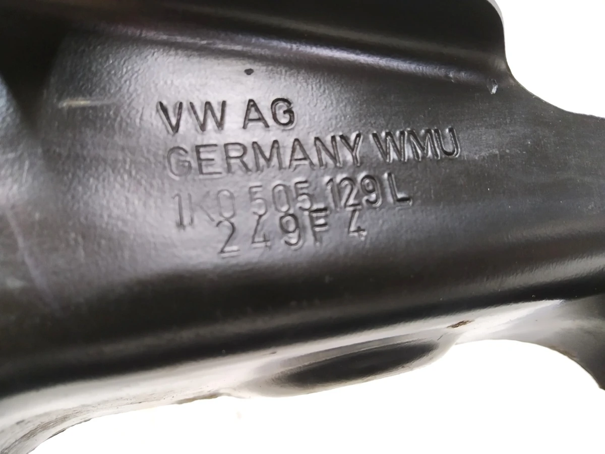 Опорний кронштейн важеля підвіски лівий Volkswagen E-GOLF 1K0505129L