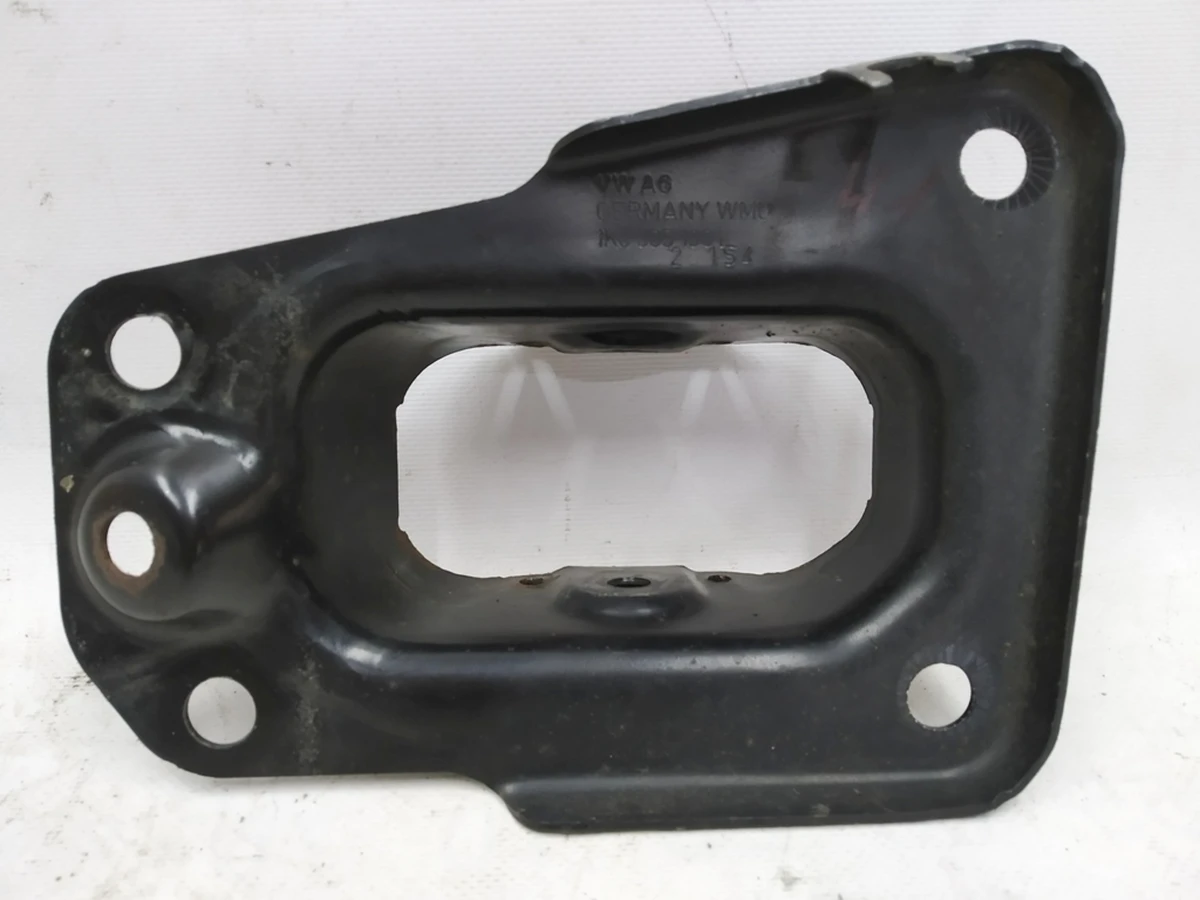 Опорний кронштейн важеля підвіски правий Volkswagen E-GOLF 1K0505130L