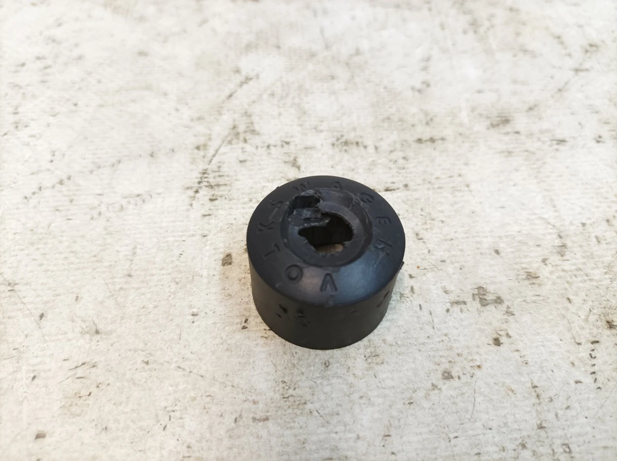 Ковпачок болта кріплення колеса чорний satinschwarz з пошкодженням Volkswagen E-GOLF 1K0601173