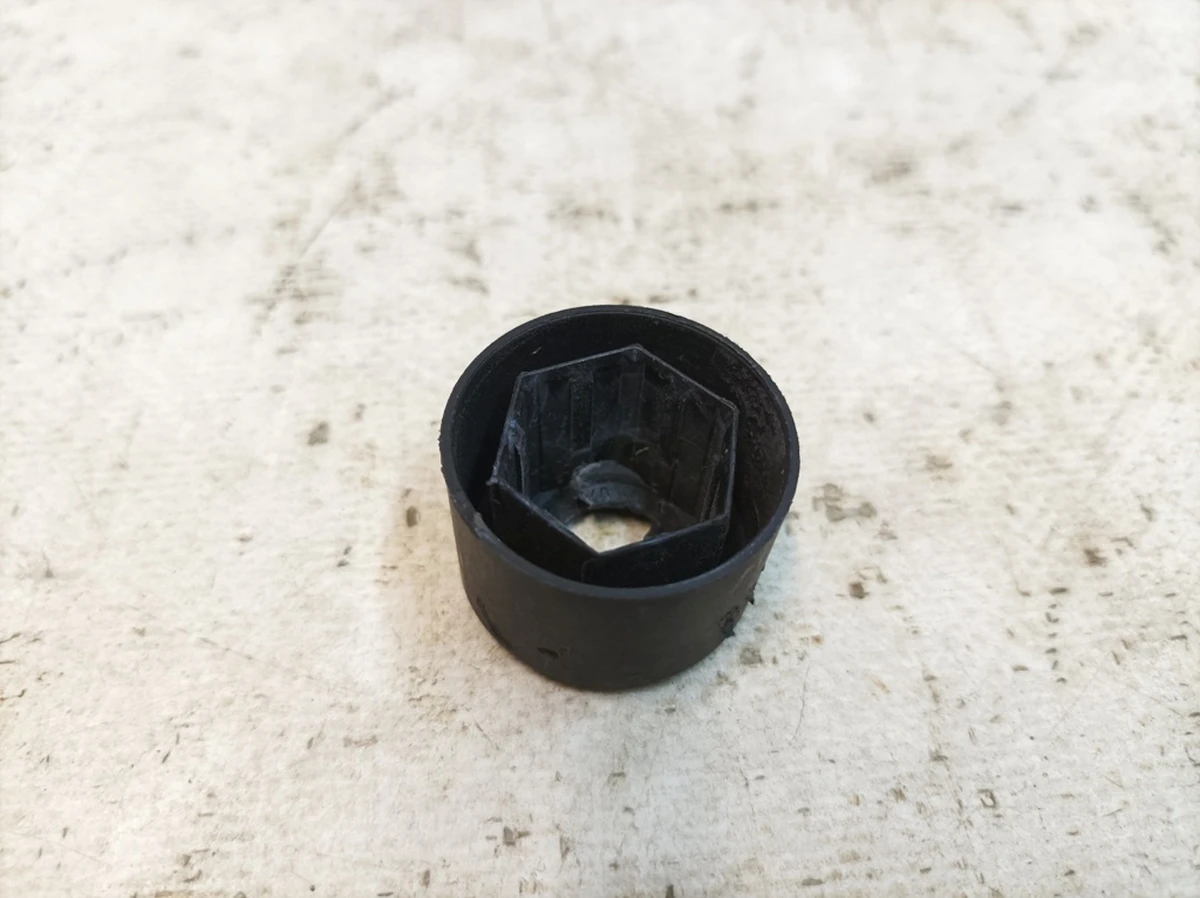 Ковпачок болта кріплення колеса чорний satinschwarz з пошкодженням Volkswagen E-GOLF 1K0601173