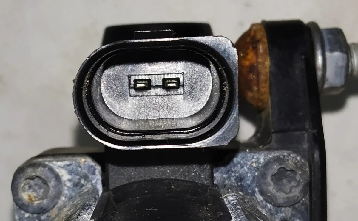 Клапан потрійний електромагнітний системи охолодження в зборі зі шлангами охолодження нагрівального елементу 1T0820036D Volkswagen E-GOLF