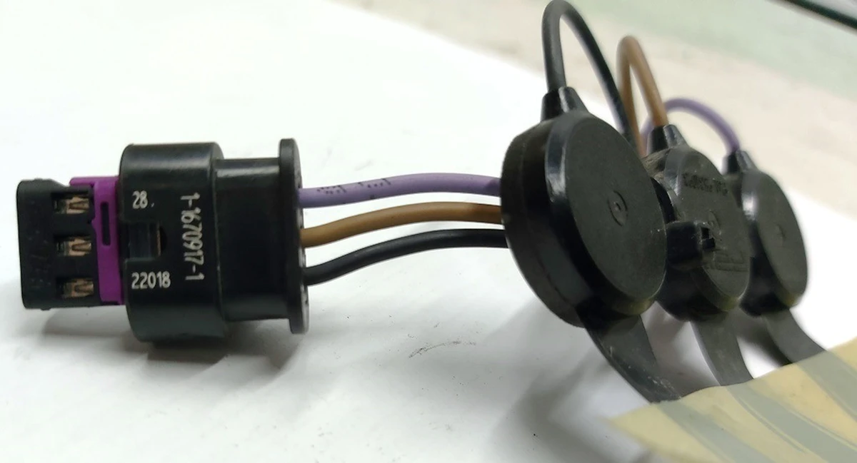 1 Роз'єм електропроводки підігріву лобового скла зі шлейфом Tesla model 3 9531093