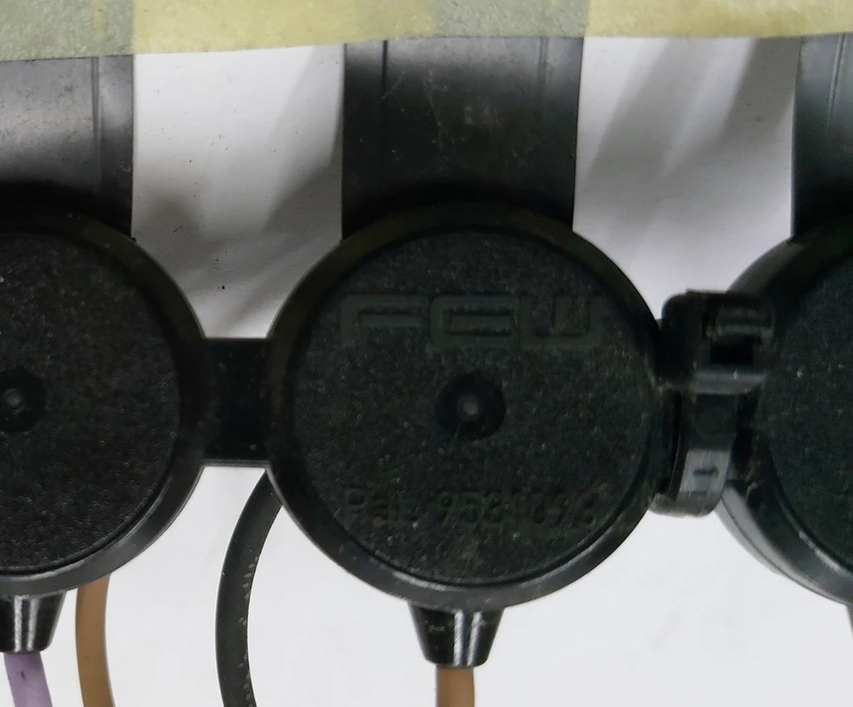 1 Роз'єм електропроводки підігріву лобового скла зі шлейфом Tesla model 3 9531093