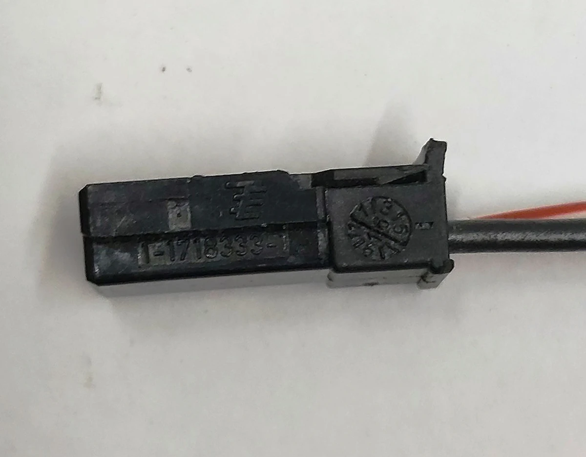 1 Роз'єм (фішка) динаміка електропроводки салону правої Premium Tesla model 3 1067955-00-G