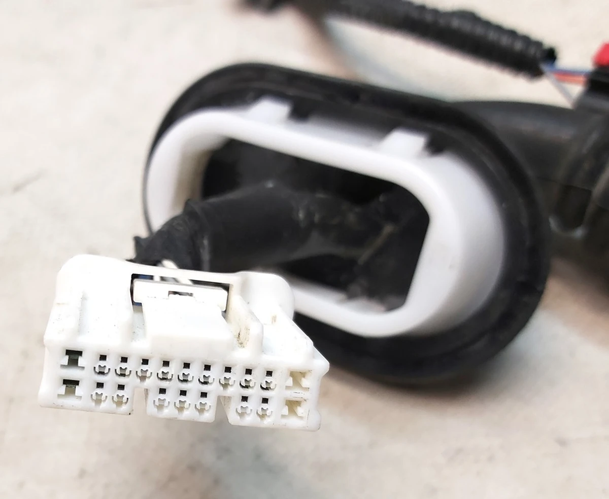 4 ASY,HARN,RR RH DOOR,M3,PREM with contact oxidation Tesla model 3 2067966-00-A