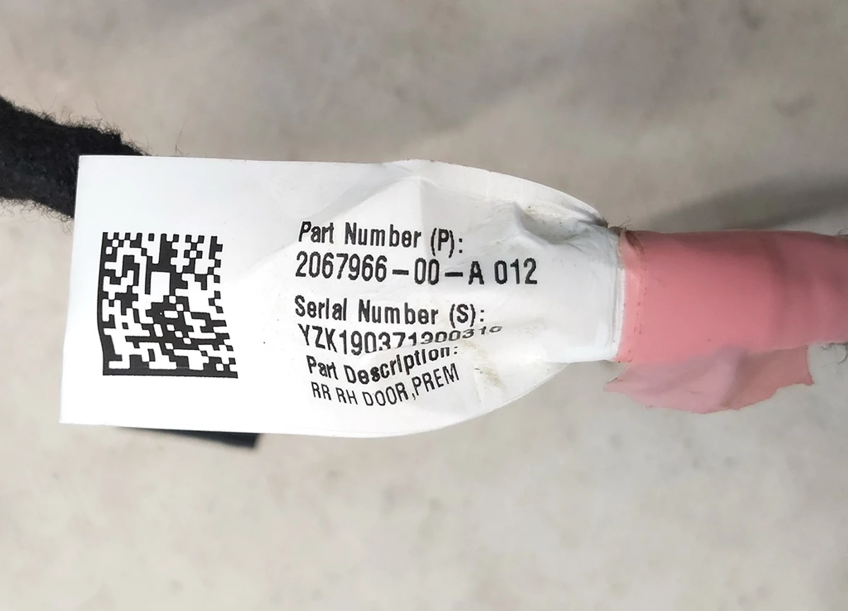 4 ASY,HARN,RR RH DOOR,M3,PREM with contact oxidation Tesla model 3 2067966-00-A