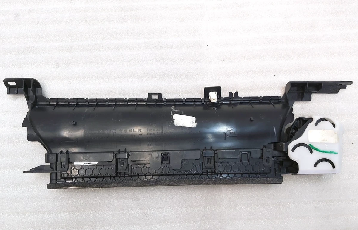 2 Повітропровід центральної панелі водійський у зборі з електродвигуном Tesla model 3 1083320-00-F