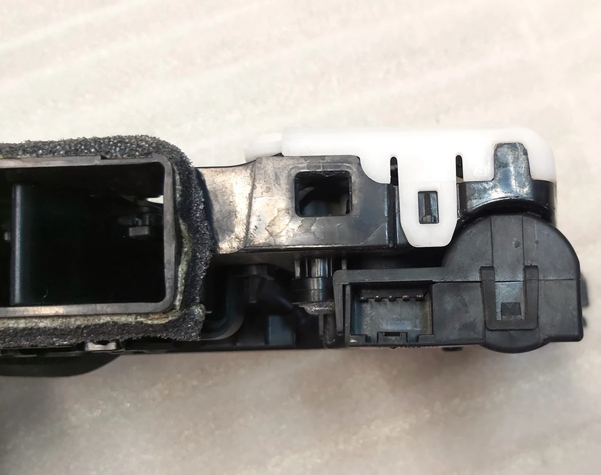 2 Повітропровід центральної панелі водійський у зборі з електродвигуном Tesla model 3 1083320-00-F