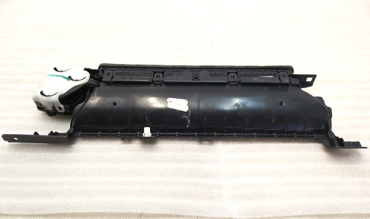 2 Повітропровід центральної панелі водійський у зборі з електродвигуном Tesla model 3 1083320-00-F