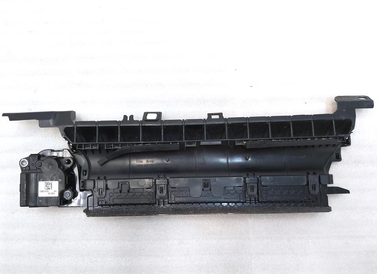 2 Повітропровід центральної панелі водійський у зборі з електродвигуном Tesla model 3 1083320-00-F