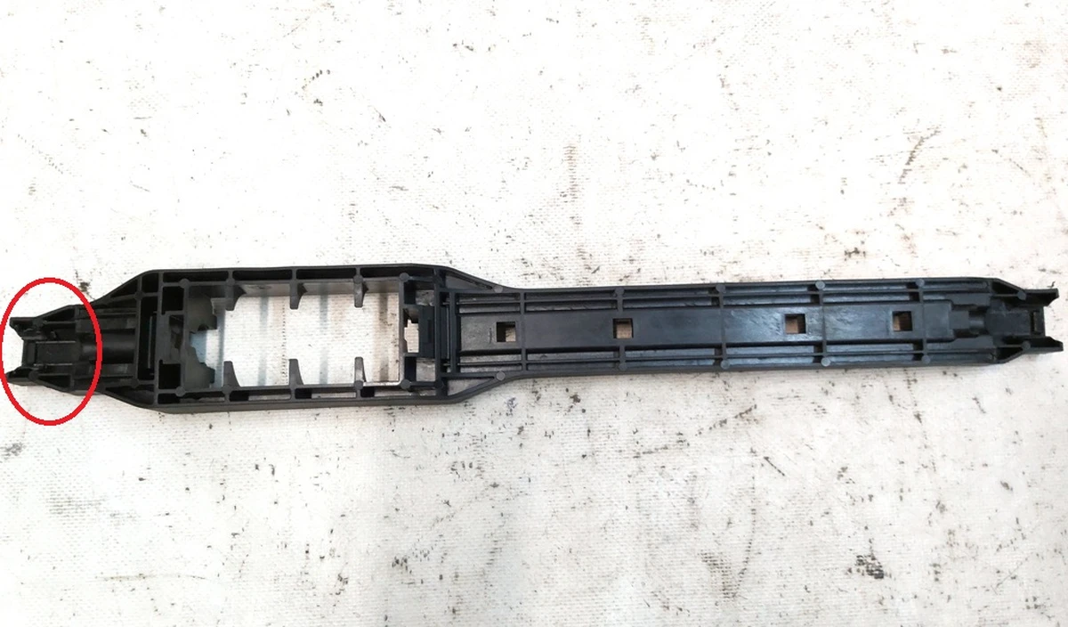 Кронштейн механізму регулювання положення нижньої частини сидіння 1-го ряду з пошкодженням Tesla model Y 1107103-00-H