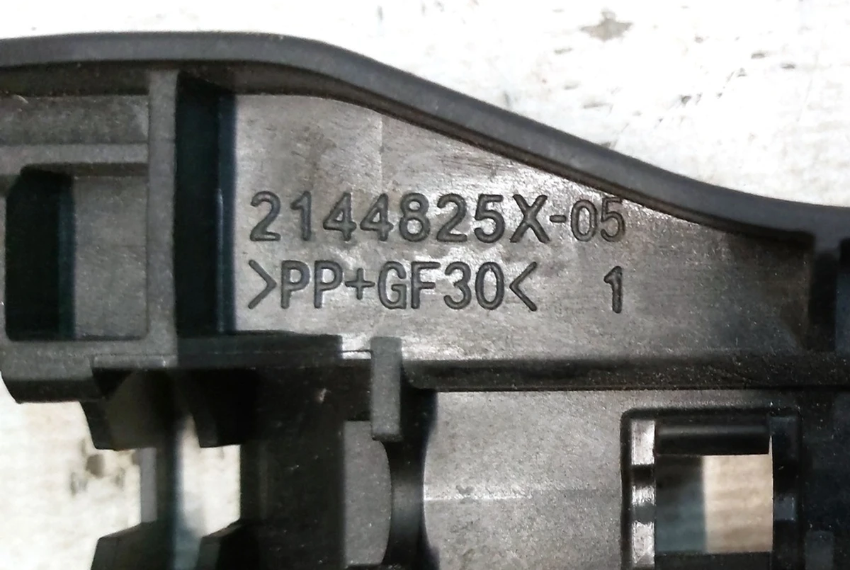 Кронштейн механізму регулювання положення нижньої частини сидіння 1-го ряду з пошкодженням Tesla model Y 1107103-00-H