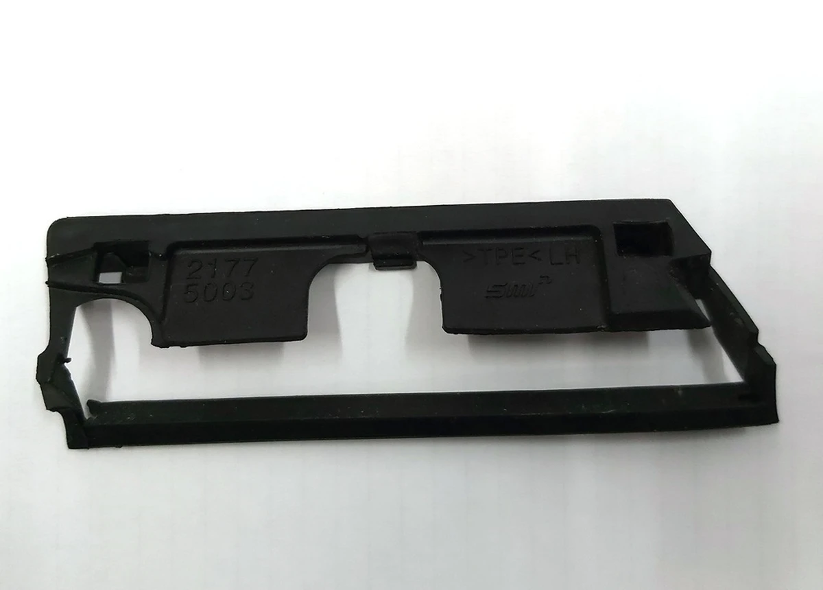 2 Уплотнитель зеркала наружного левого Tesla Model X 1035180-00-J