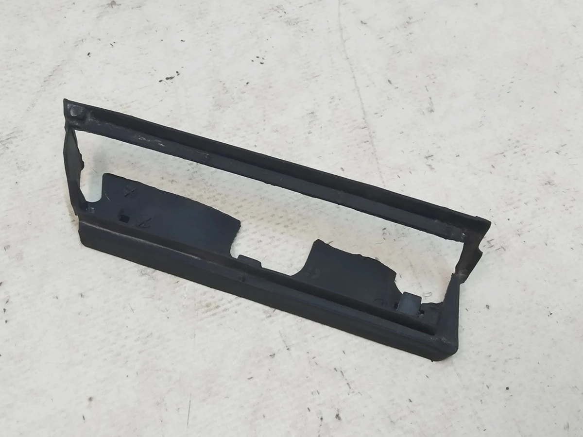 2 Ущільнювач дзеркала зовнішнього правого Tesla Model X 1035181-00-J