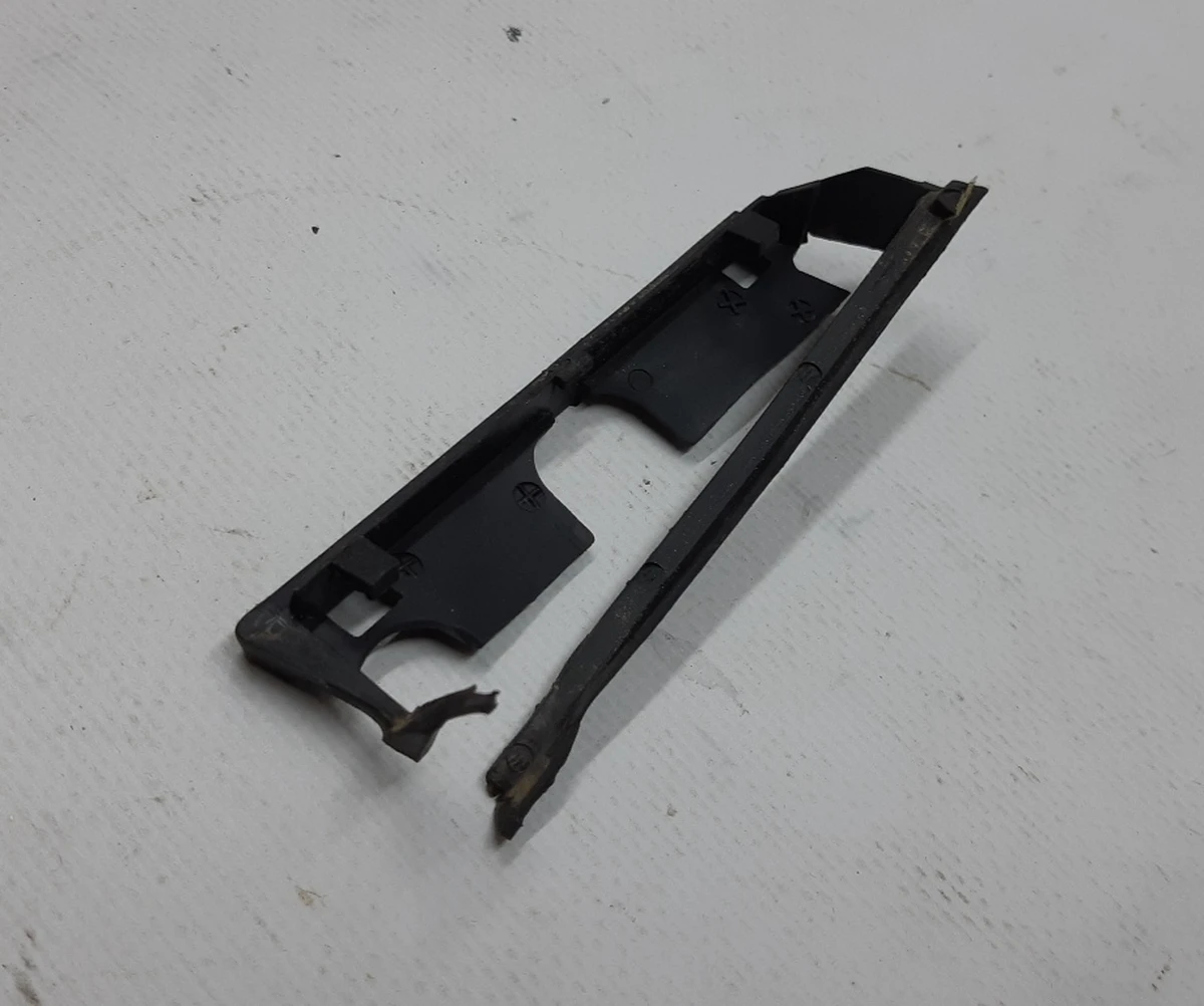 2 Уплотнитель зеркала наружного правого Tesla Model X 1035181-00-J