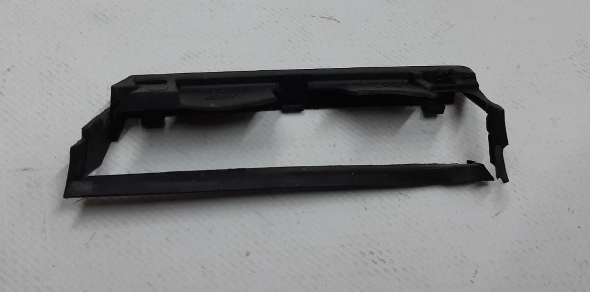 2 Уплотнитель зеркала наружного правого Tesla Model X 1035181-00-J