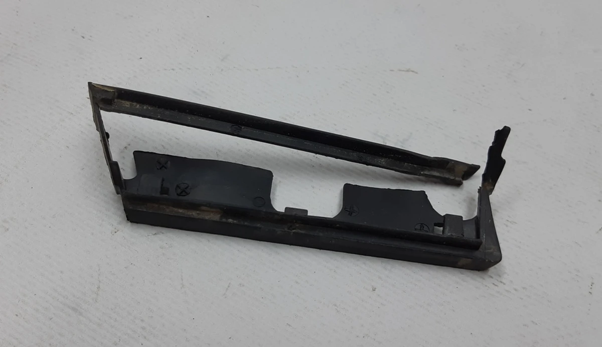 2 Уплотнитель зеркала наружного правого Tesla Model X 1035181-00-J