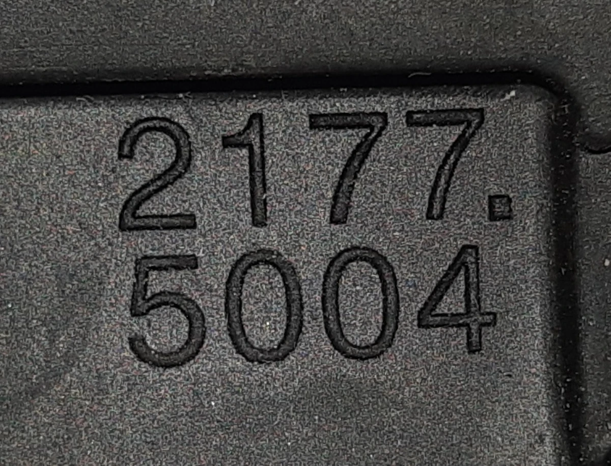 2 Уплотнитель зеркала наружного правого Tesla Model X 1035181-00-J