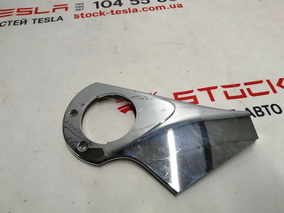 Overlay of an arm of a mirror of external left top chrome Tesla model X 1035180-00-I