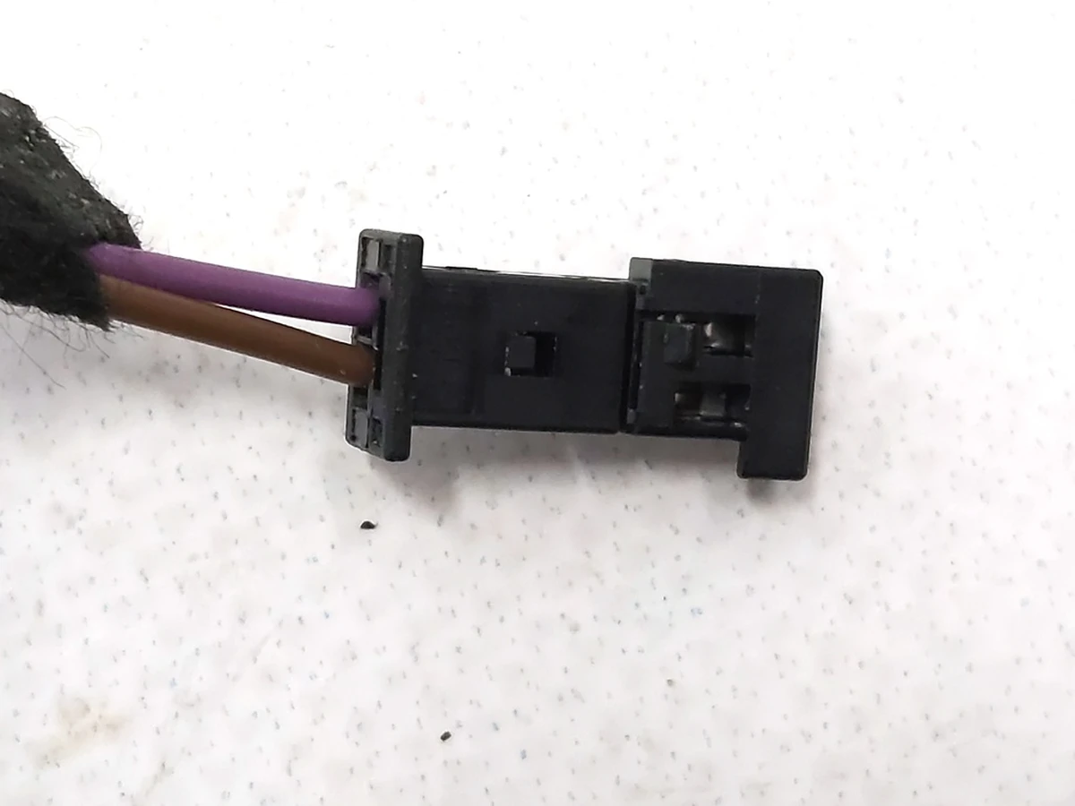 1 Glove compartment connector (plug) Tesla Model Y 2489040-05-B
